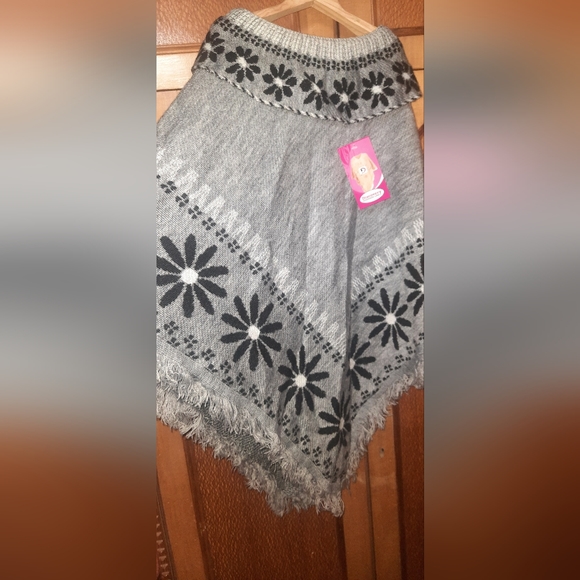 Woolen Poncho - Picture 3 of 5